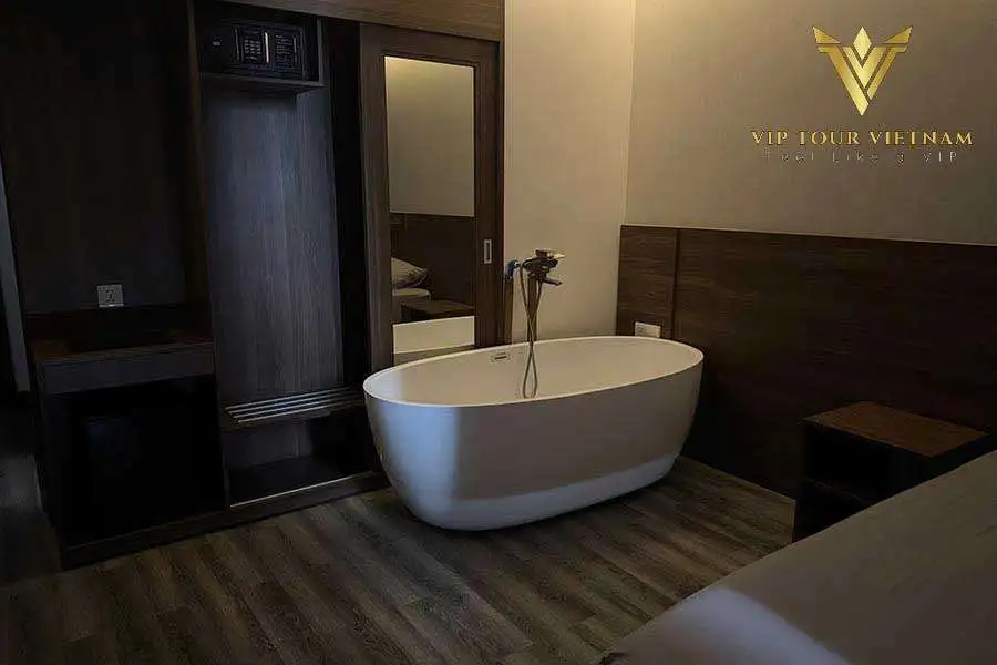 Before the massage, relax in the bath with your therapist.