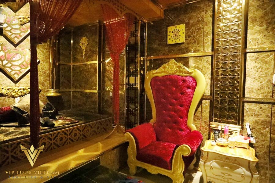 Signature “King” chair and gold décor that set the Dubai mood from the first glance.