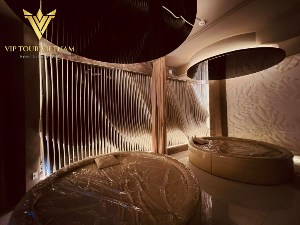 호치민 7군 체온 스파 (Cheon Spa)의 천장 거울과 맞춤형 원형 누루 마사지 (nuru massage) 베드