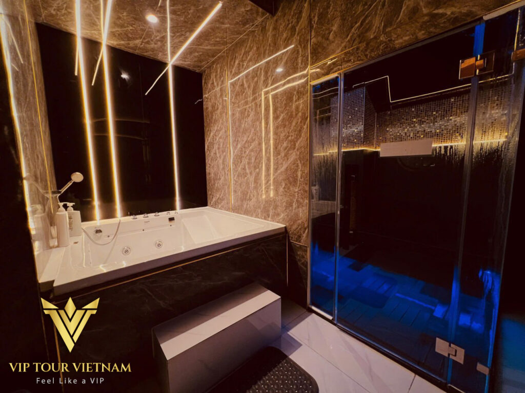 호치민 남성 마사지 (massage for men in Ho Chi Minh) 체온 스파 (Cheon Spa)의 룸 내 전용 자쿠지 욕조와 습식 스팀 사우나