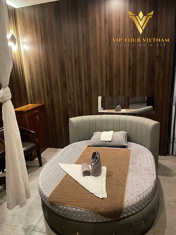 帷幔床设置 – 简单、舒适、酒店标准。