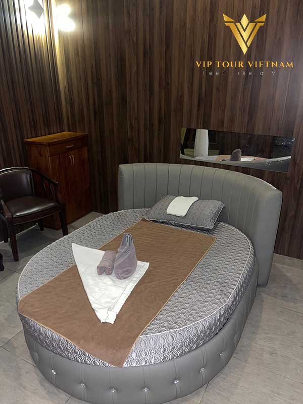 标志性圆床房间 – 干净床单、良好灯光、适当隐私。