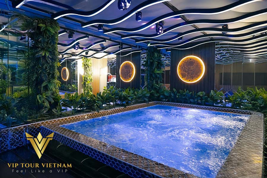 Enjoy endless fun with friends in the Karaoke - Pool Party room