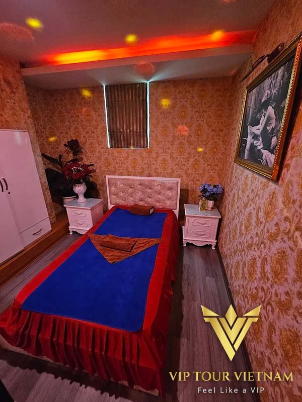 A glimpse into the cozy and warm private massage suites at Tokyo Massage, designed for ultimate relaxation and a peaceful escape.